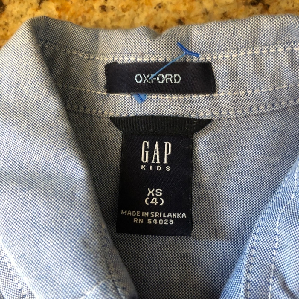🎃 🍁 Kids Gap Oxford Long sleeve button down shirt, Boys, size 4/xs.  NWOT - Picture 2 of 2